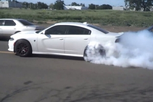 Prawidłowe użycie Dodge Charger SRT Hellcat [wideo]