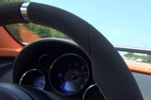 Bugatti Veyron Vitesse pędzi 350 km/h po autostradzie