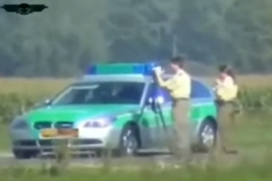 Tak reaguje niemiecka policja na 300 km/h [wideo]