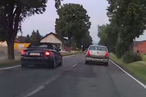 Idiota w Audi prawie doprowadza do czołówki [wideo]