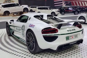 Porsche 918 Spyder zasila szeregi policji w Dubaju