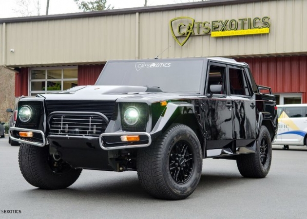 Odrestaurowane Lamborghini LM002 za prawie pół miliona dolarów!