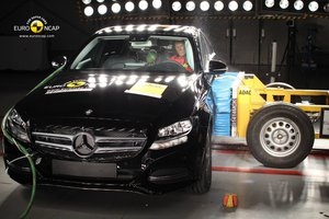 Mercedes-Benz klasy C i Hyundai i10 rozbite przez EuroNCAP