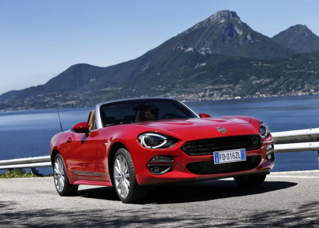 Fiat 124 Spider wjeżdża do salonów i pozuje na nowych zdjęciach