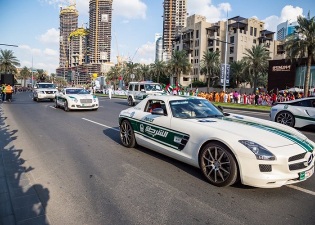 Flota egzotycznych samochodów policji w Dubaju