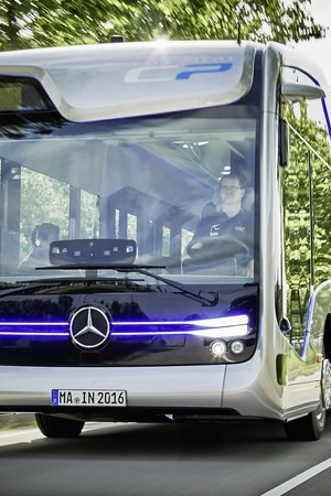 Autonomiczny bus Mercedesa pokonał 20-kilometrową trasę bez udziału kierowcy