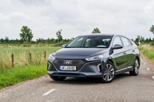 Hyundai IONIQ hybrid i electric gonią japońską konkurencję