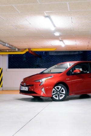 Toyota Prius (2016) - zdjęcia, wnętrze, bagażnik