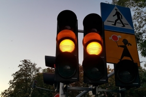 Ile powinno trwać żółte światło na sygnalizatorze? Hamować czy jechać dalej?