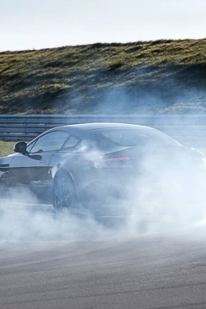 Aston Martin i Ferrari ukarane za nadmierną emisję CO2!