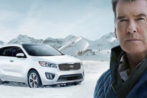 Pierce Brosnan i Kia Sorento na finale Super Bowl