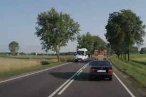 Idiota w BMW serii 3, który nie potrafi wyprzedzać [wideo]