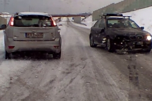 Tak się kończy szybka jazda po zaśnieżonej autostradzie A4 [wideo]