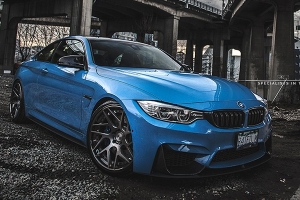 Niebieskie BMW M4 z felgami Brixton [zdjęcia]