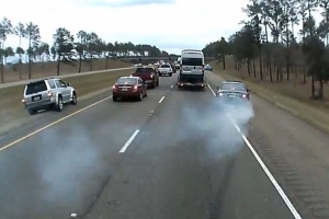 Zobaczył policję i zbyt gwałtownie zahamował na autostradzie [wideo]