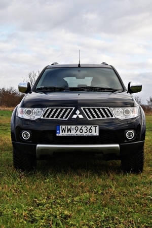 Mitsubishi Pajero Sport MT – wjeżdża w teren