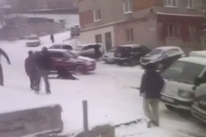 Był pewny, że zdąży przed staczającym się autem… (+18) [wideo]