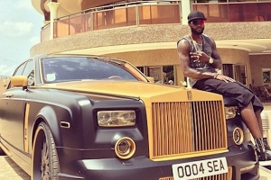 Piłkarz Emmanuel Adebayor przyjeżdża na trening złotym Rolls-Royce’m