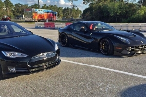 Ferrari F12Berlinetta vs Tesla Model S [wideo]