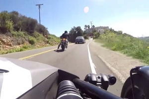 Niesamowity refleks motocyklisty [wideo]