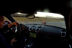 Audi TTS vs. Porsche Cayman GTS [wideo]