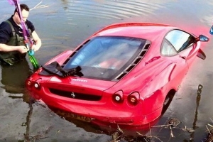 Ferrari F430 zatopione w rowie