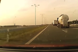 Ciężarówka zajechała mu na autostradzie A1! [wideo]