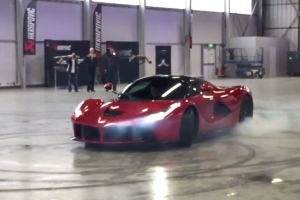 Ferrari LaFerrari szaleje w zamkniętym garażu [wideo]