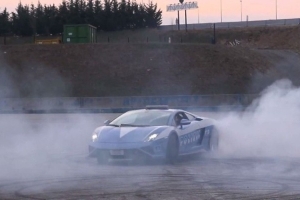 Policyjne Lamborghini Gallardo pali gumę! [wideo]