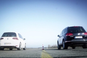 VW Golf R vs. VW Touareg V8 TDI [wideo]