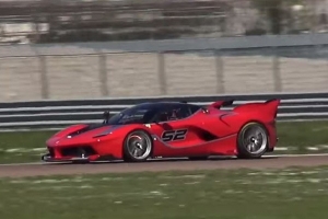 Ferrari FXX K szaleje na torze [wideo]