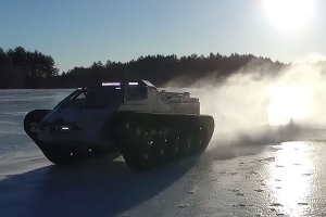 Driftujący czołg na zamarzniętym jeziorze [wideo]