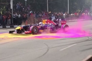 David Coulthard kręci kolorowe bączki [wideo]