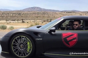 Porsche 918 Spyder vs Porsche 911 Turbo S [wideo]