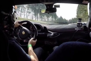 Ferrari 458 Speciale pełnym ogniem na Ringu [wideo]