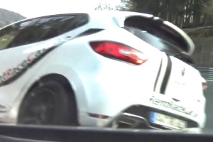 Renault Clio RS dachuje na Nurburgringu [wideo]