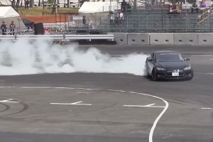 Drifting Teslą Model S [wideo]