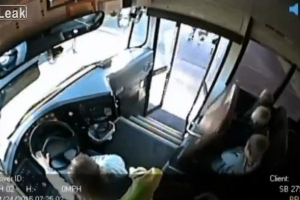 Prawie rozjechał dzieci wsiadające do szkolnego autobusu [wideo]