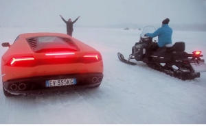 Lamborghini Huracan vs. skuter śnieżny [wideo]