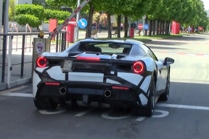 Ferrari 488 GTB [posłuchaj dźwięku silnika]