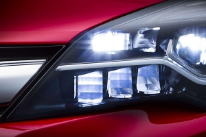 Nowy Opel Astra z inteligentnymi reflektorami LED