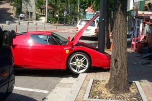 Ferrari Enzo po bliskim spotkaniu ze słupem