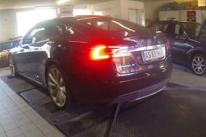 Tesla Model S P85D niszczy hamownię [wideo]